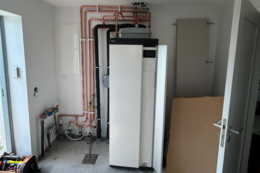 En vit värmepump från Nibe