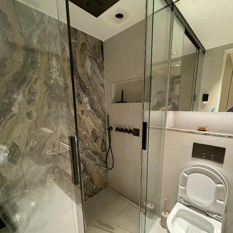 En dusch med glasdörrar