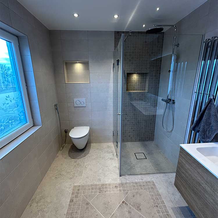 Ett nyrenoverat och modernt badrum