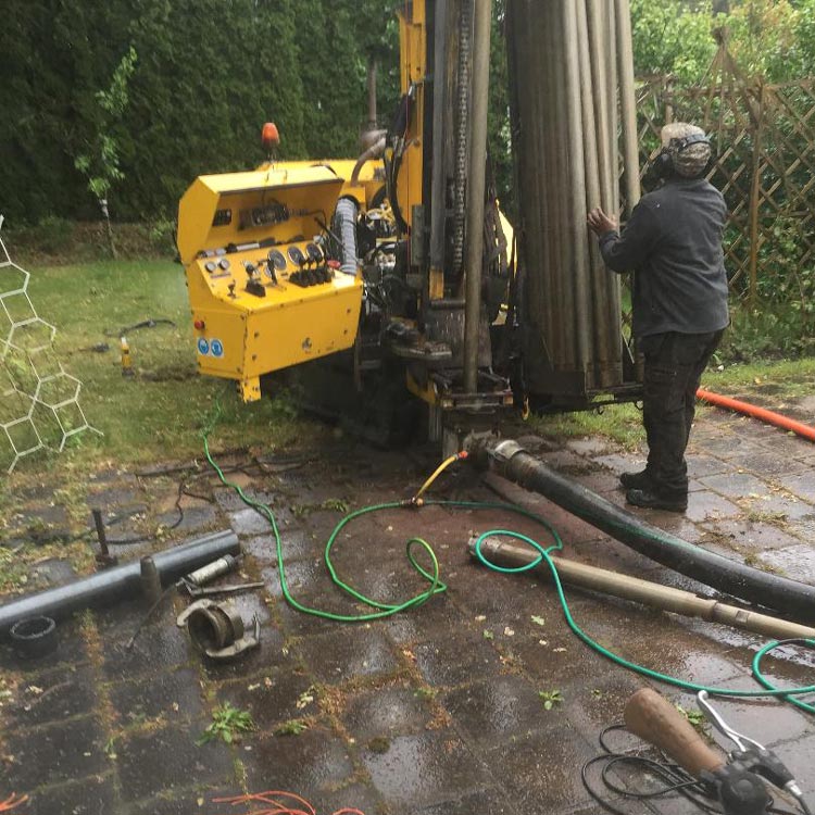 En maskin borrar för bergvärme