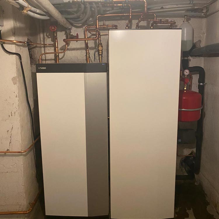 Två vita värmepumpar från Nibe