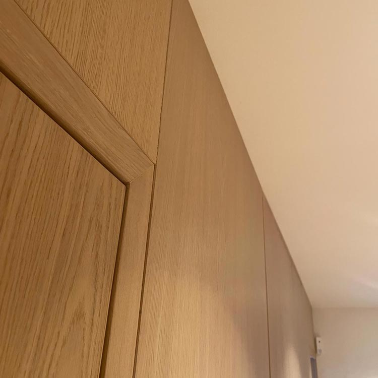 En vägg i ljust trä