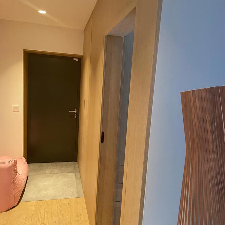 Nyinsatta dörrar i ek