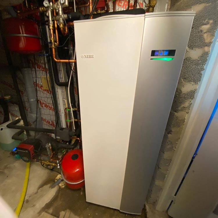 En vit värmepump från Nibe