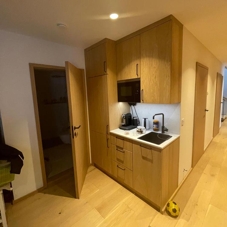 Ett kök i brunt trä