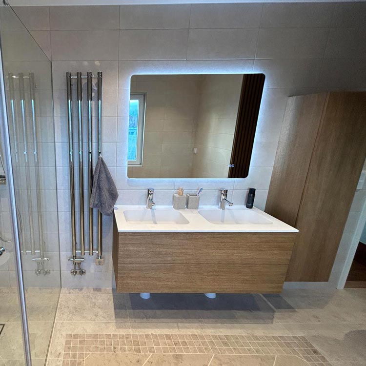 Ett nyrenoverat badrum i ljust trä