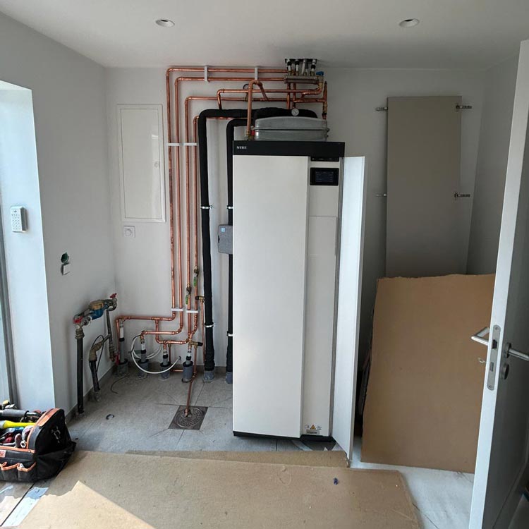 Ett pannrum med en värmepump