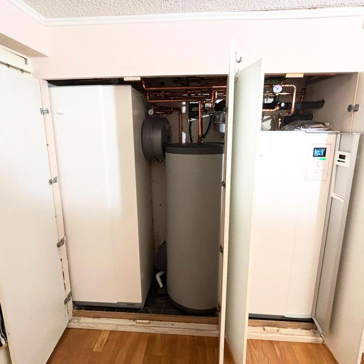 Ett pannrum med Nibe värmepumpar