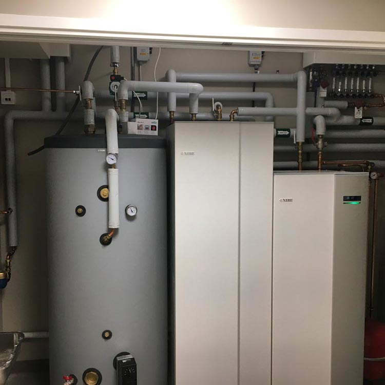 Ett pannrum med värmepump från Nibe